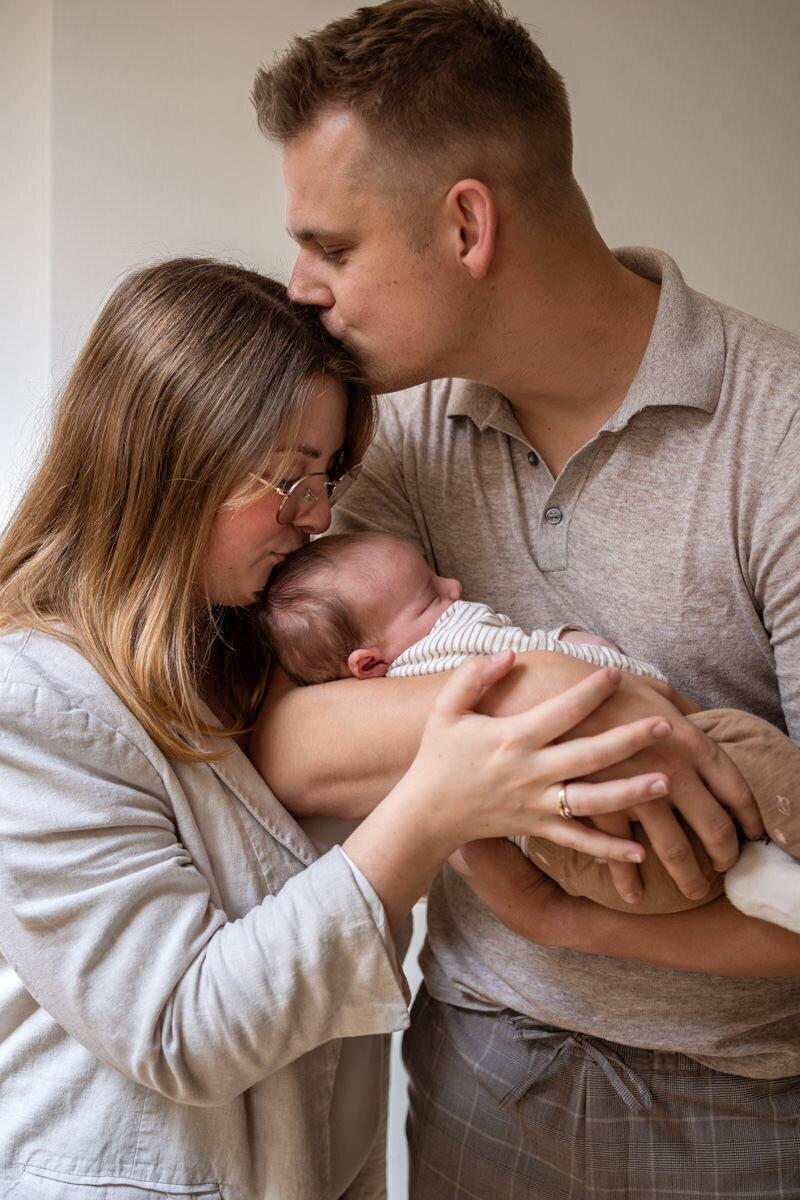 newbornfoto gezin liefdevolle knuffel