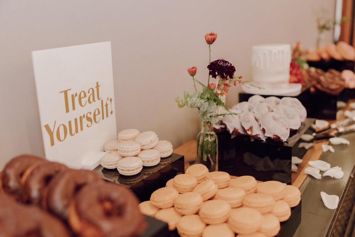 denver-wedding-the-moss-dessert-table-macaroons