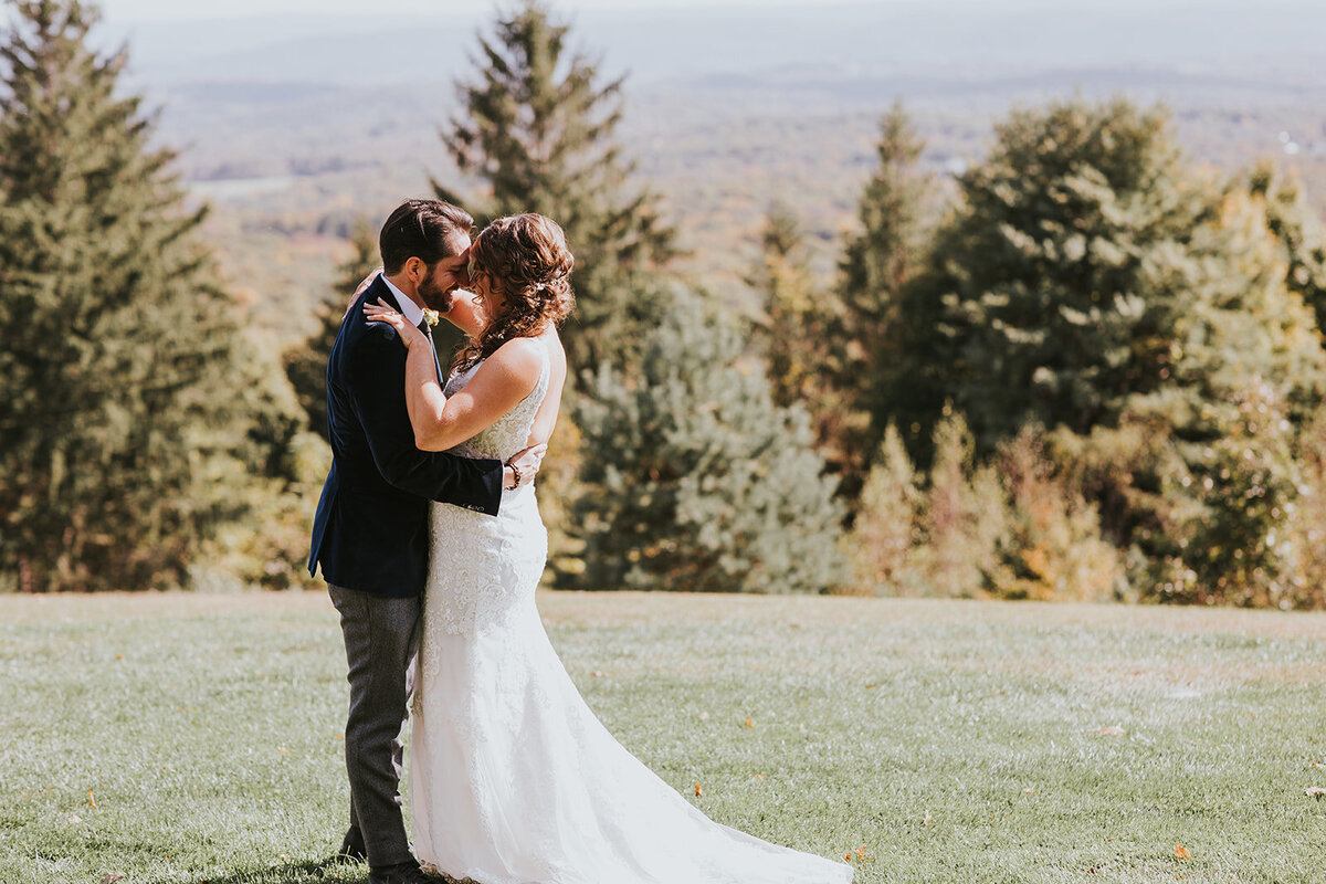 cedar-lakes-rustic-wedding-couple-1