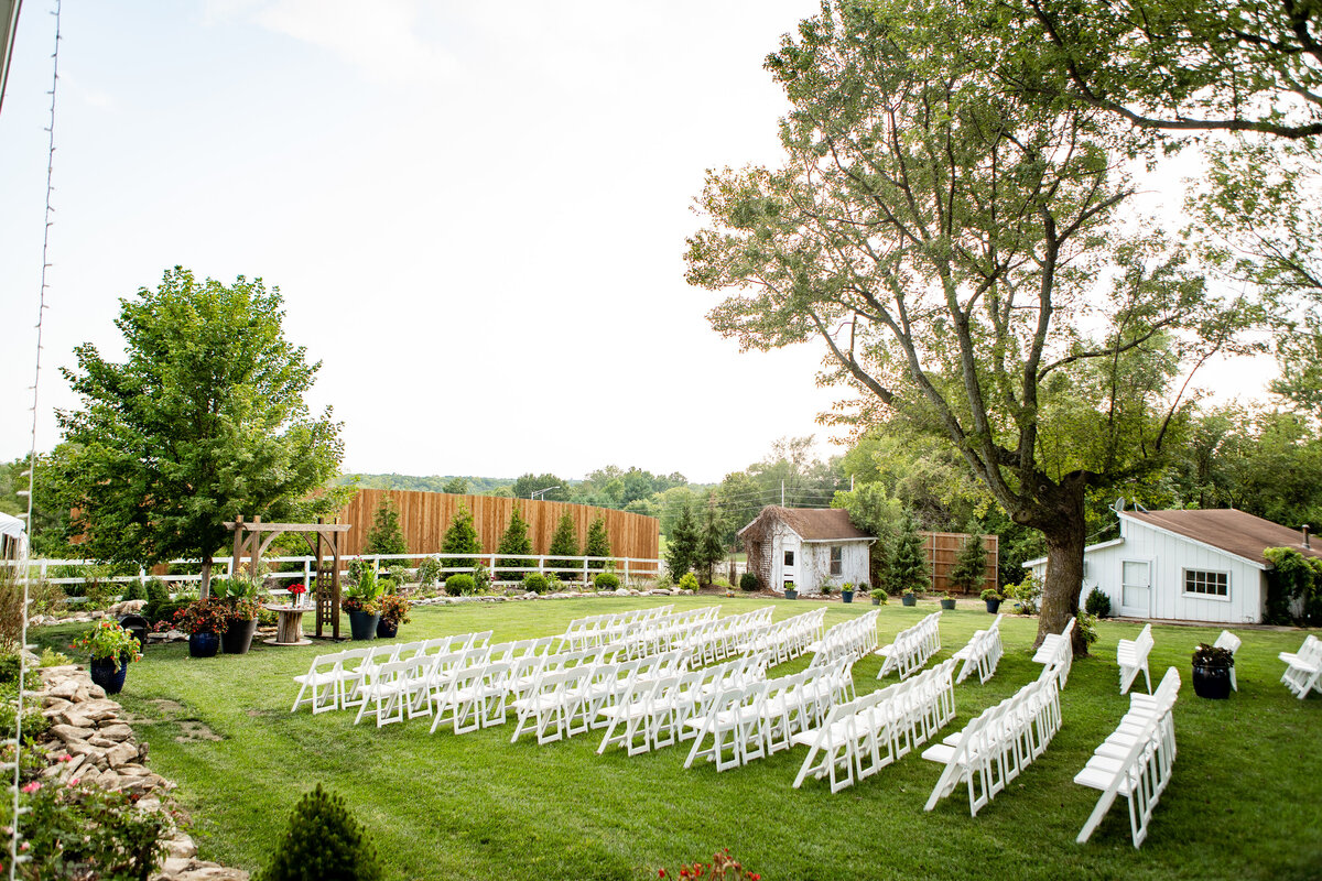 Kalena-Photography-Kansas-City-Missouri-Outdoor-Wedding-Crestview-Dairy-Events (4)