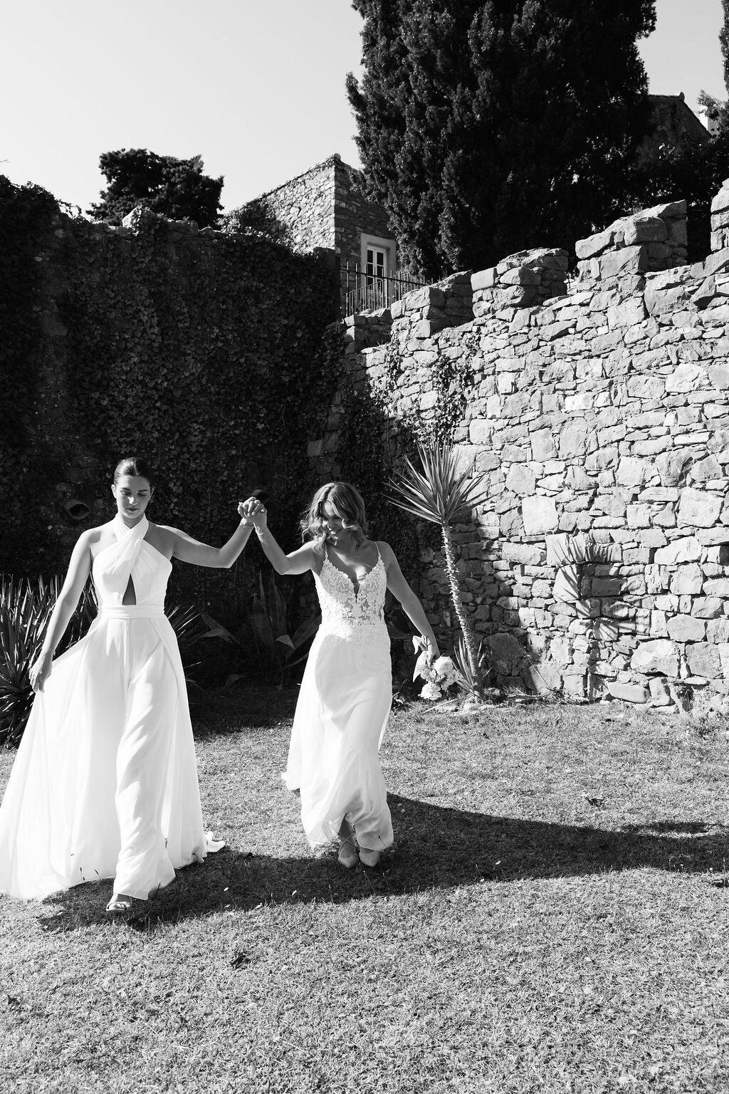 bride-and-bridesmaids-garden-chateau-d-agel2