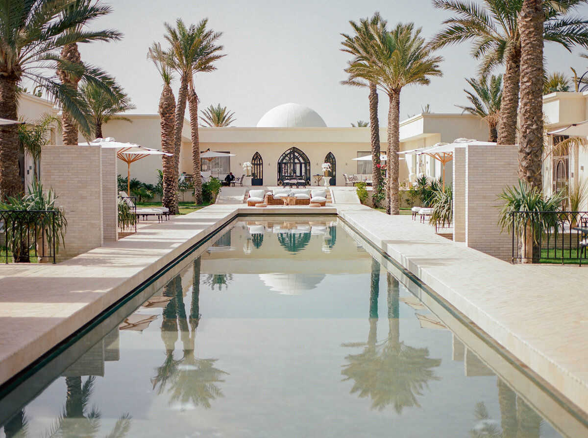 Destination wedding inspired by pink bougainvilleas at Dar Oomi Djerba Veronique lorre direction artistic floral designer Thomas Audiffren1