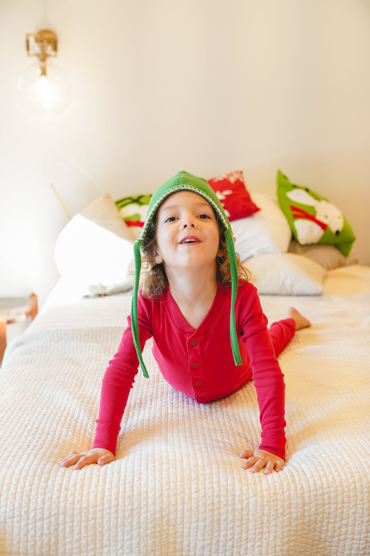 richmond-family-photographer-christmas outfit-green-hat