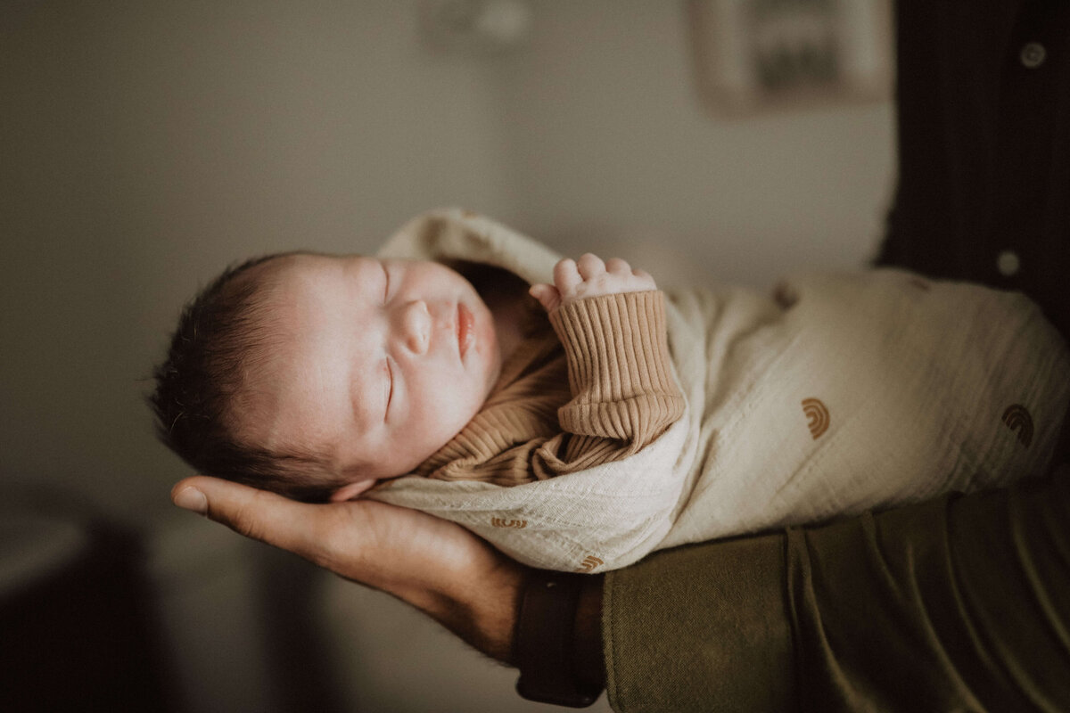 Des-Moines-Iowa-Newborn-Photoshoot-in-Nursery-1322-2