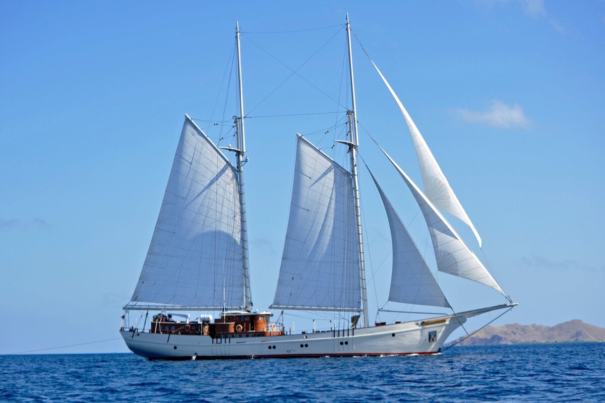 Luxury Charter Mutiara Laut Yacht Exterior 8