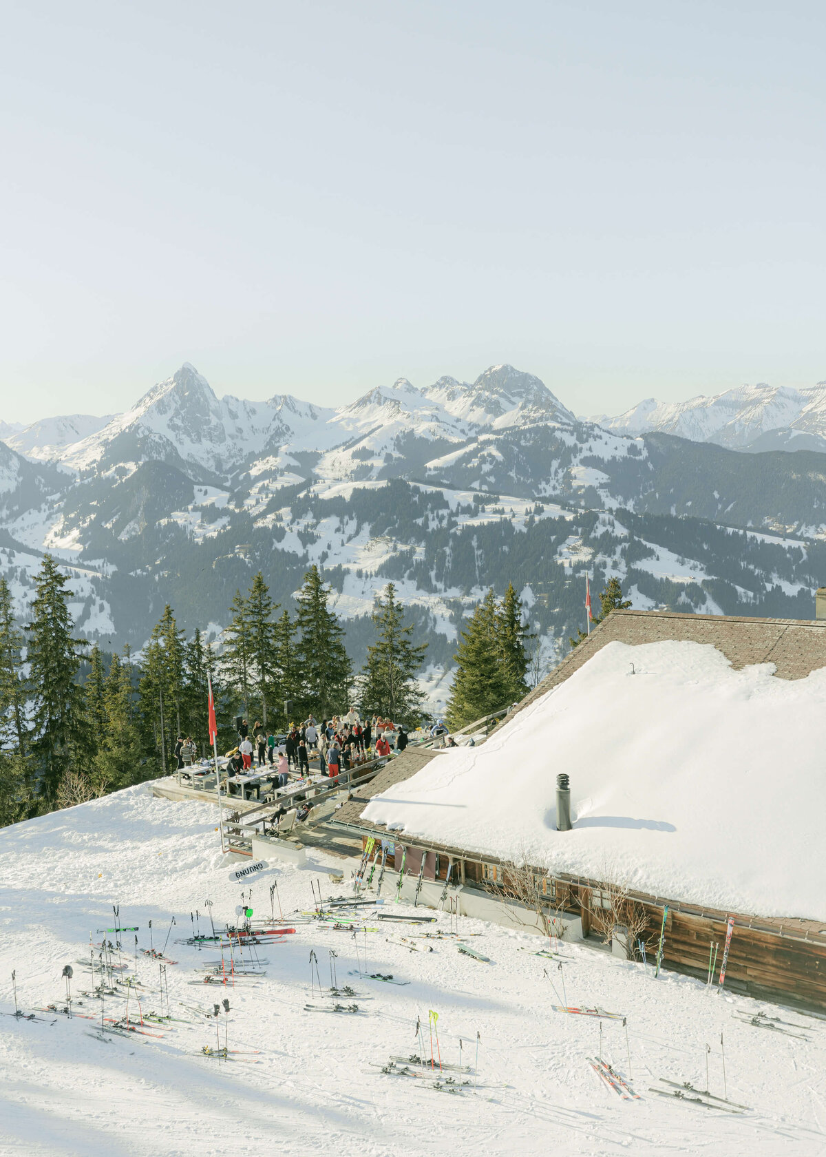 chloe-winstanley-events-gstaad-wasserngrat-restaurant-mountain