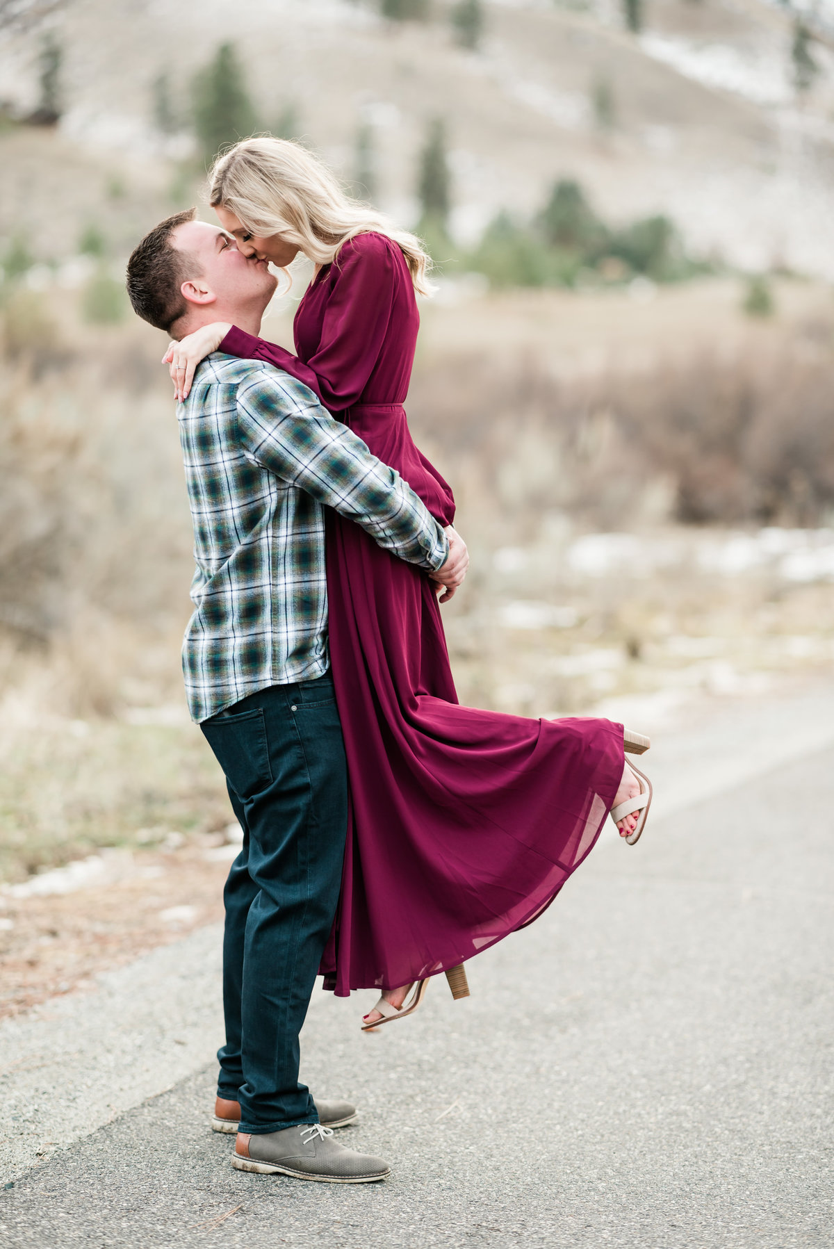 Couple kissing at Lake Chelan