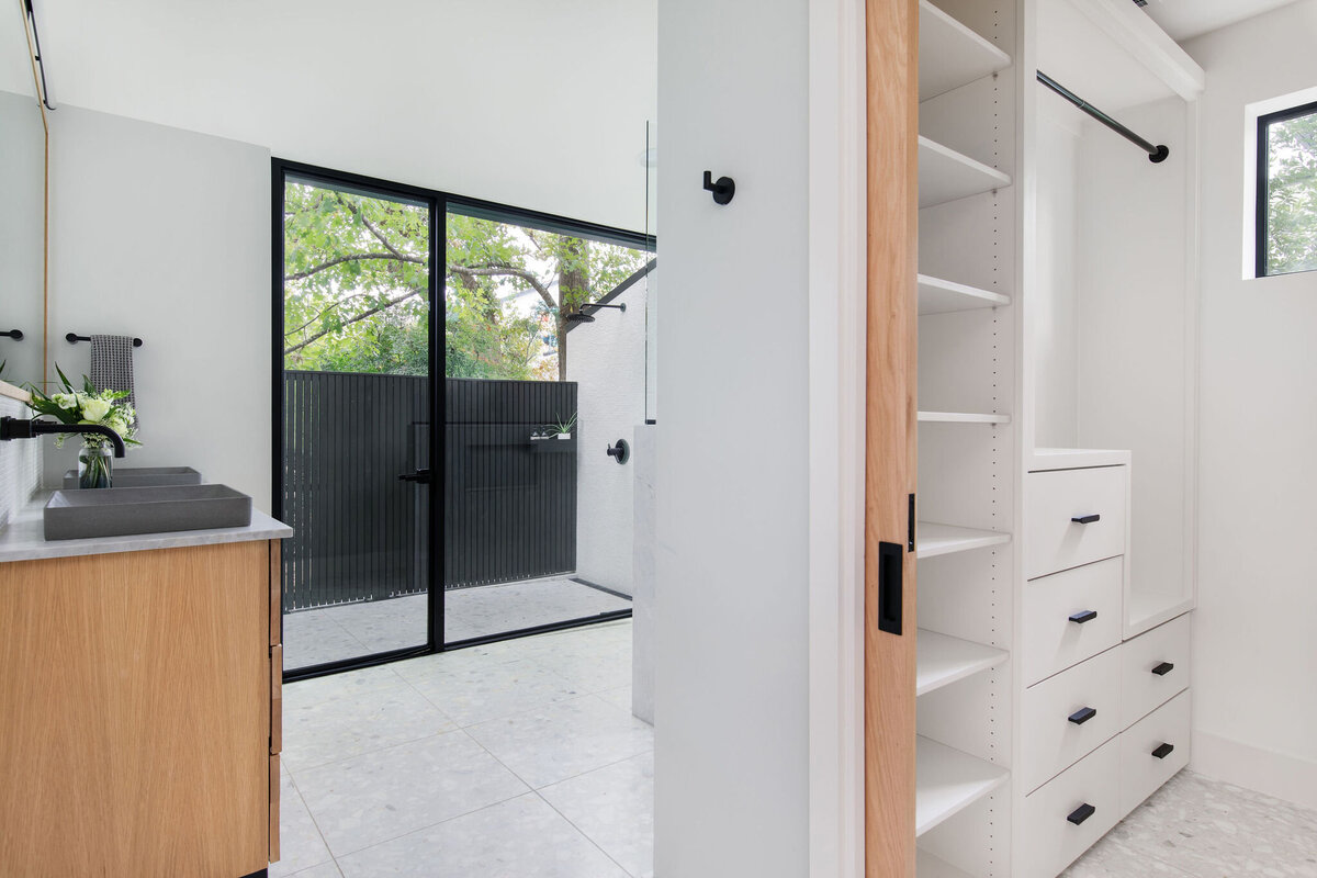 hello-home-modern-bathroom-outdoor-shower-design-austin-luxury-home-interior-11