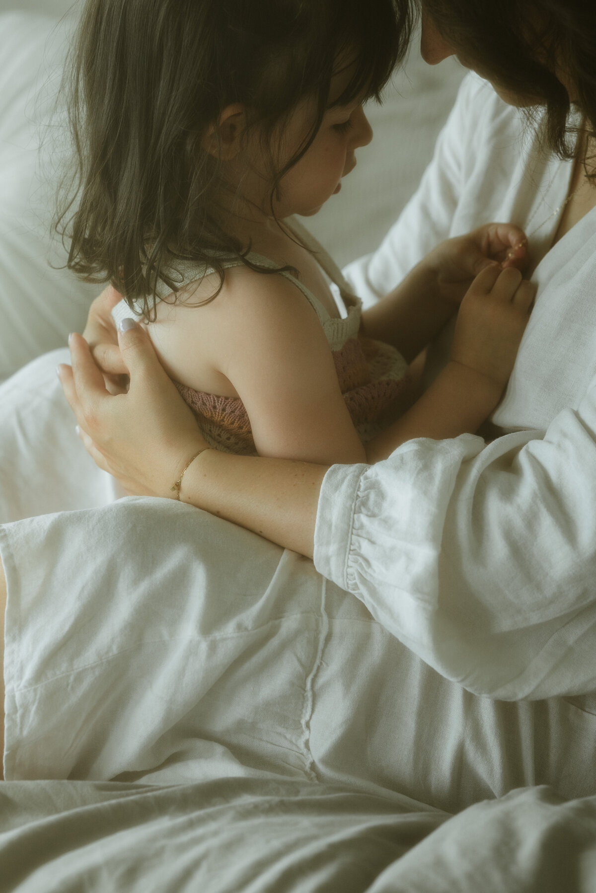 Fotograaf Herentals, intiem, mama, dochter, authentiek, moody, gezin, mommy and me-10