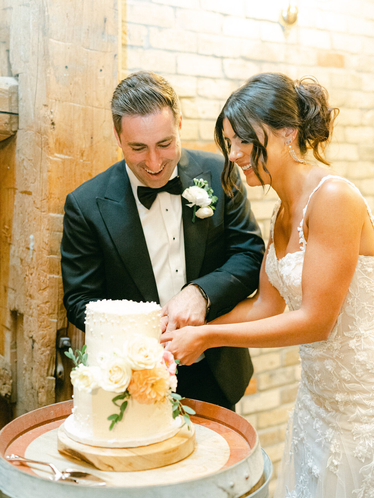 Bride&GroomCakeCuttingPhotoByNiagaraPhotographer