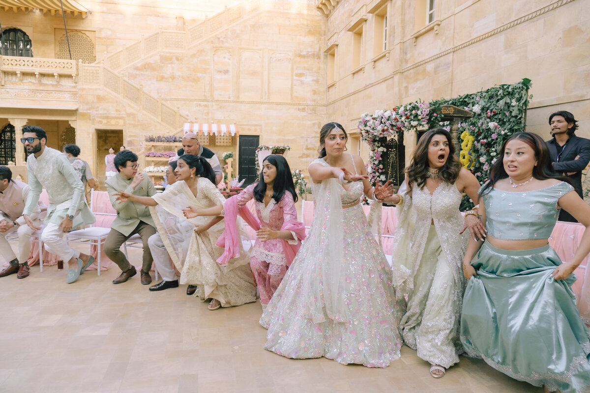 CANDID GROUP PHOTOS | FUN & GAMES | LUXURY WEDDING PHOTOGRAPHER | PORTFOLIO | TEAM OMBRE