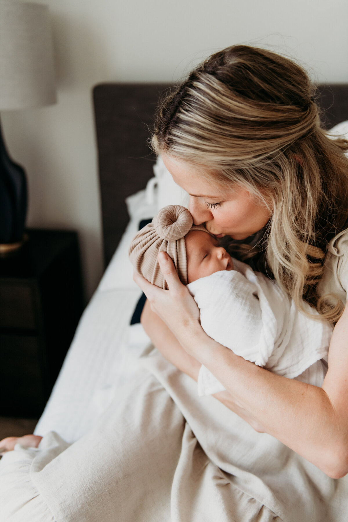 Newborn Photographer, Mom kissing baby girl.