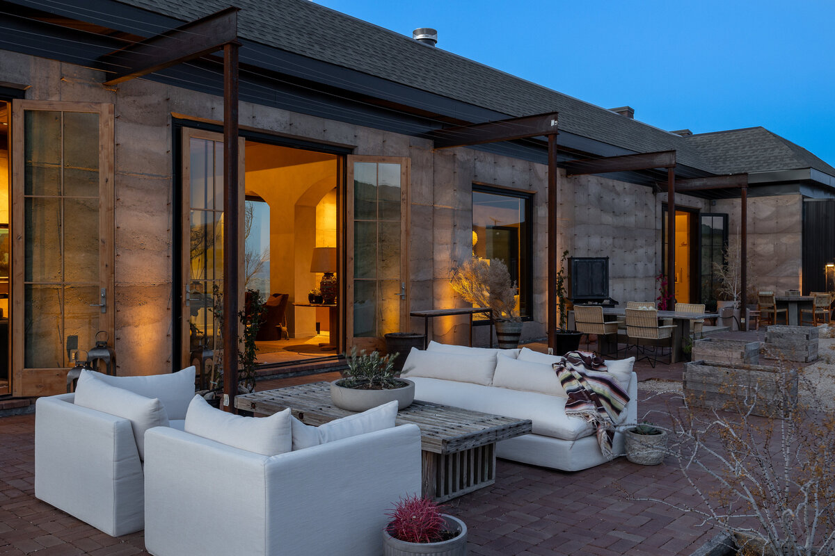 24_HOME SCROLL_main outdoor patio full view