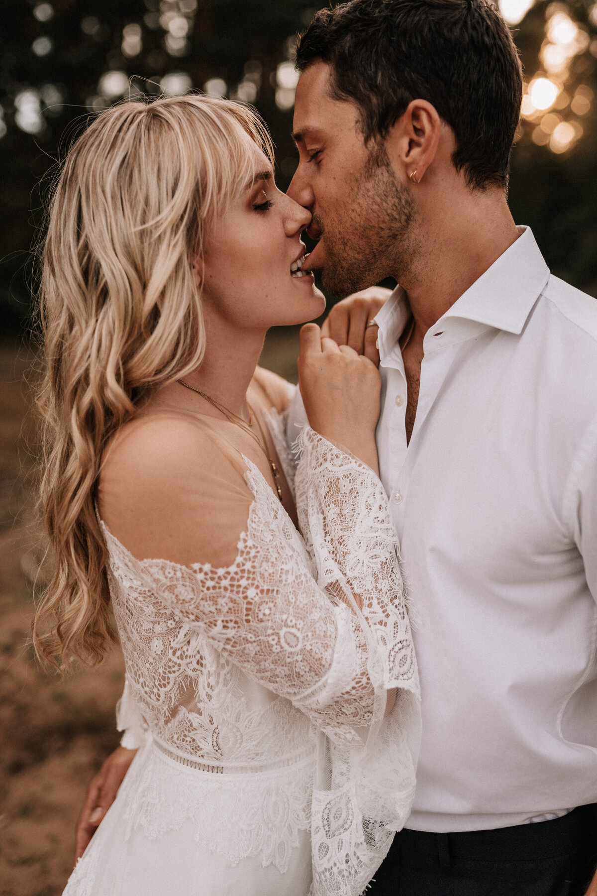 Braut beißt Bräutigam auf die Lippe