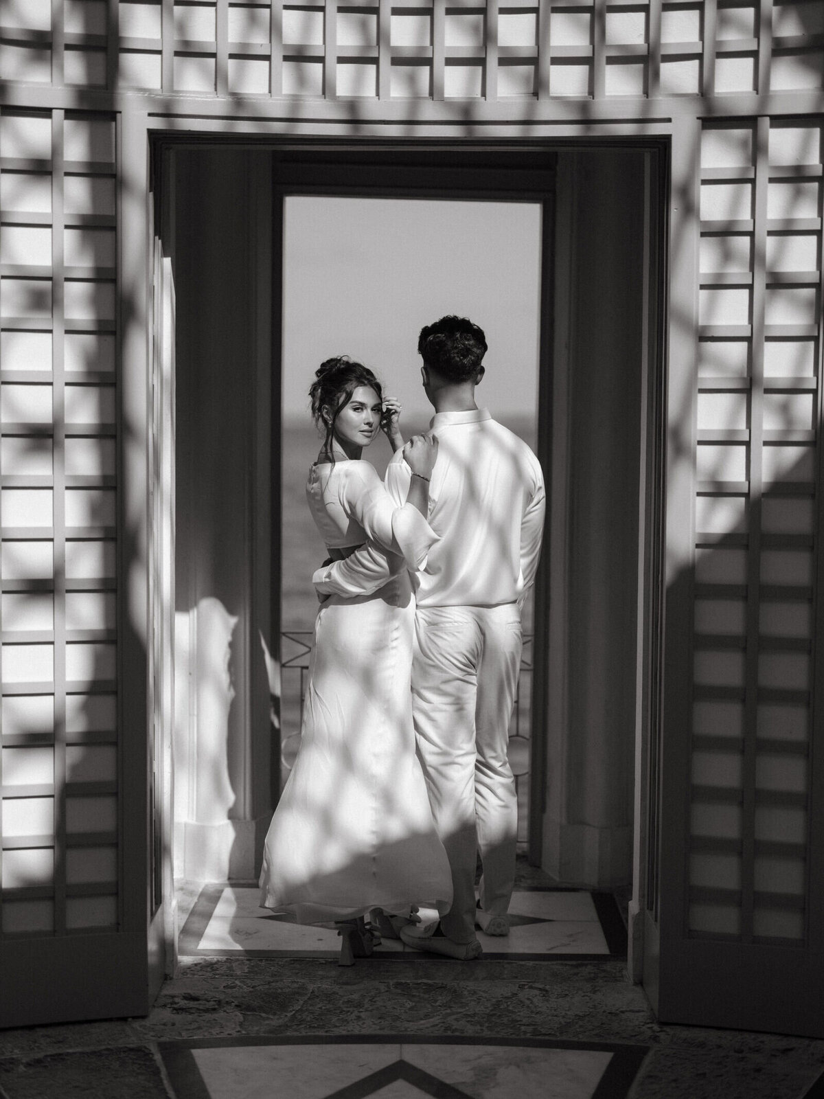 vizcaya-engagement-doorway-romance