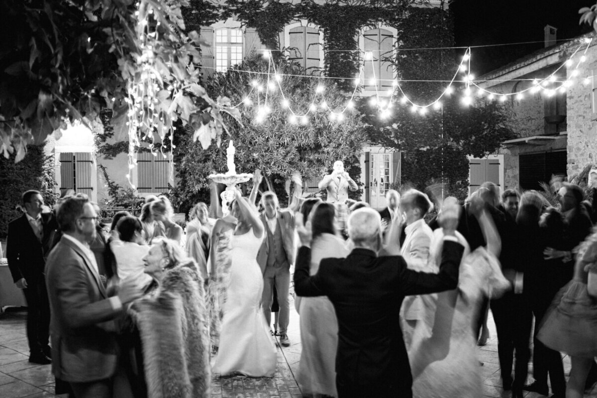 destination-wedding-first-dance-chateau-courtyard7