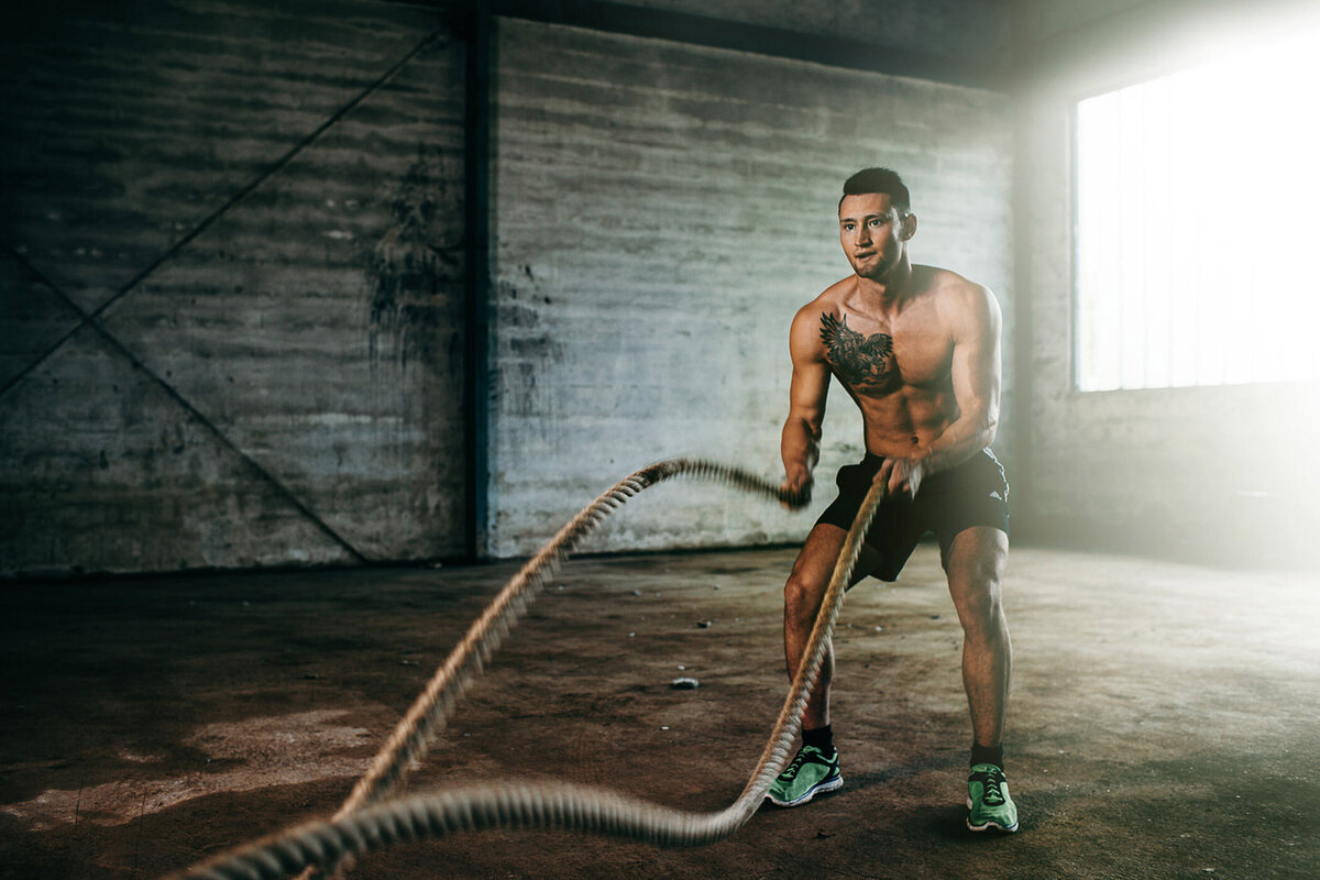 Kraftvolles Sportmotiv eines Athleten im Workout – Werbefotografie von Atelier Schulte für Lifestyle-, Fitness- und Sportkampagnen mit urbanem Look.