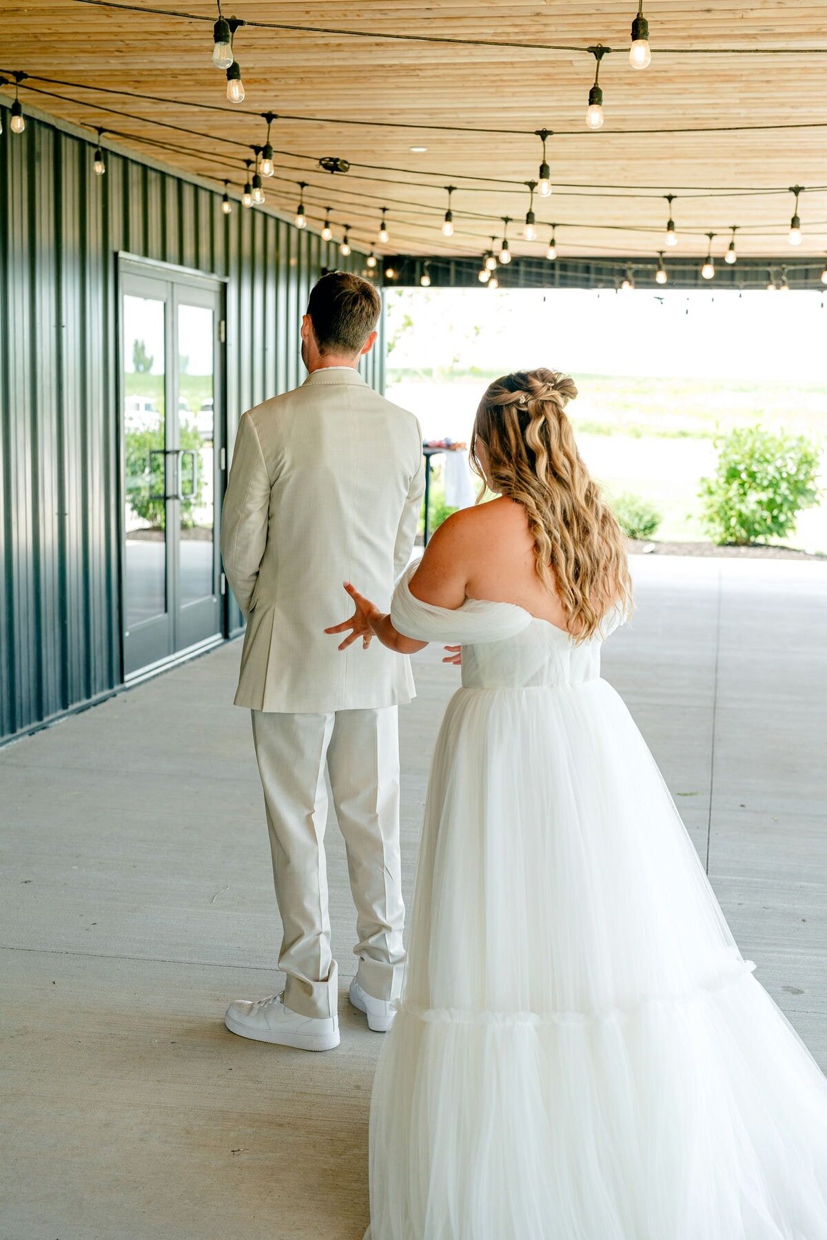 bride-reaching-out-groom