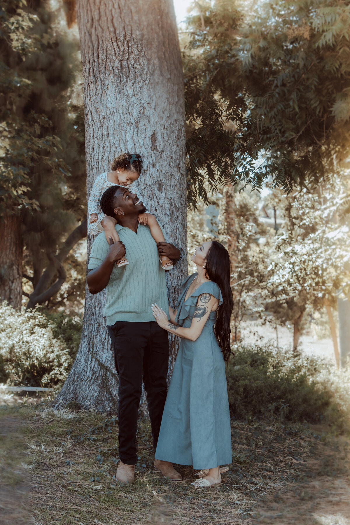 Family Hug Under Tree – Prospect Park Redlands Outdoor Session