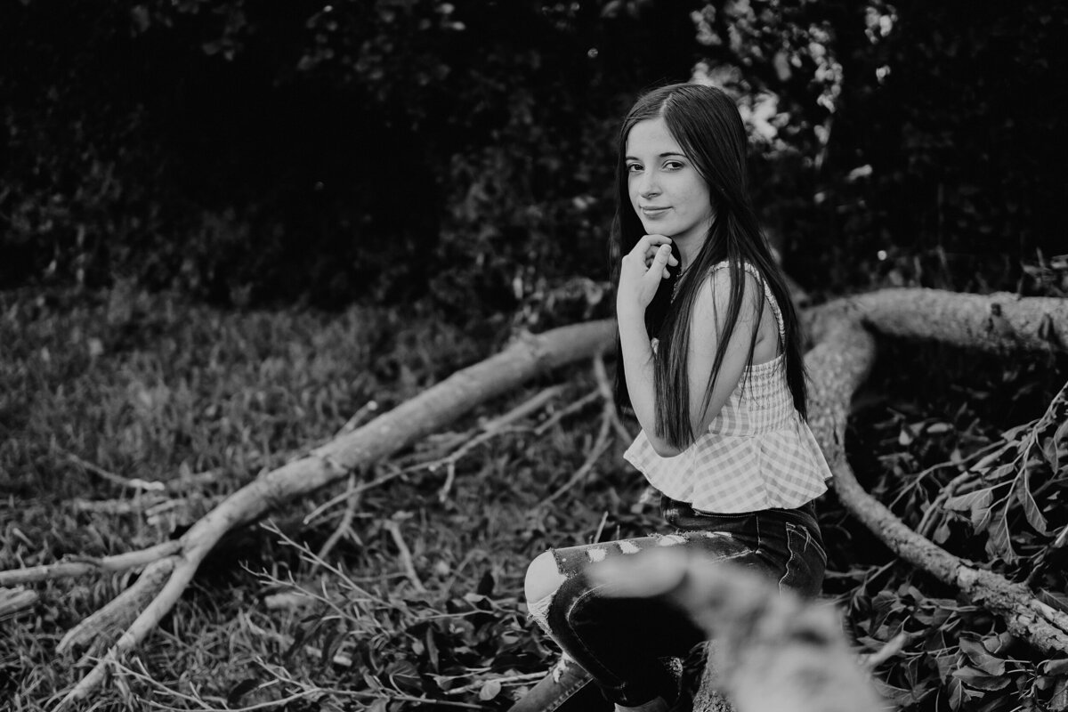 storyteller-collective-photo-co-black-and-white-senior-portrait-in-nature-iowa