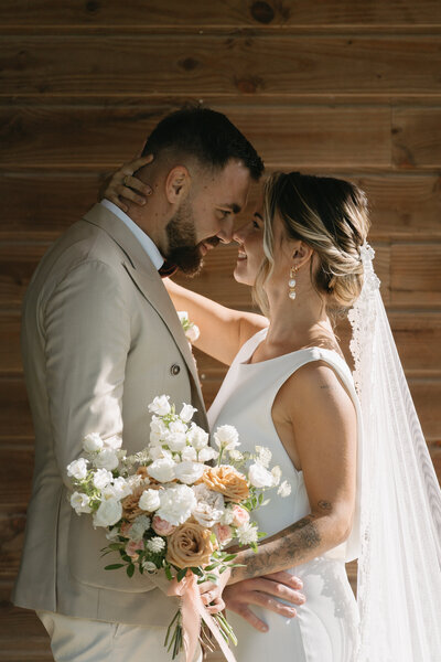 Couple enlacé les yeux dans les yeux. Projet imaginé par Nos moments Ensemble, organisation de mariage Loire Atlantique et Vendée.
