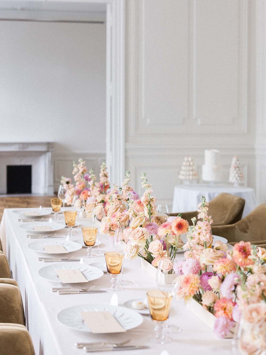 Colorful couture wedding at luxury hotel chais Monnet in Cognac - Veronique Lorre artistic direction floral designer35