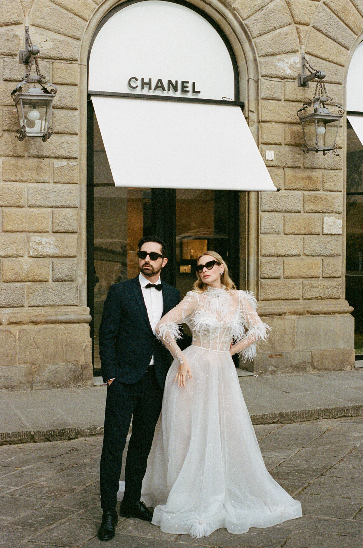 Portrait du couple lors de leur mariage devant Chanel en Italie, capturant l'élégance et le style de ce moment spécial.