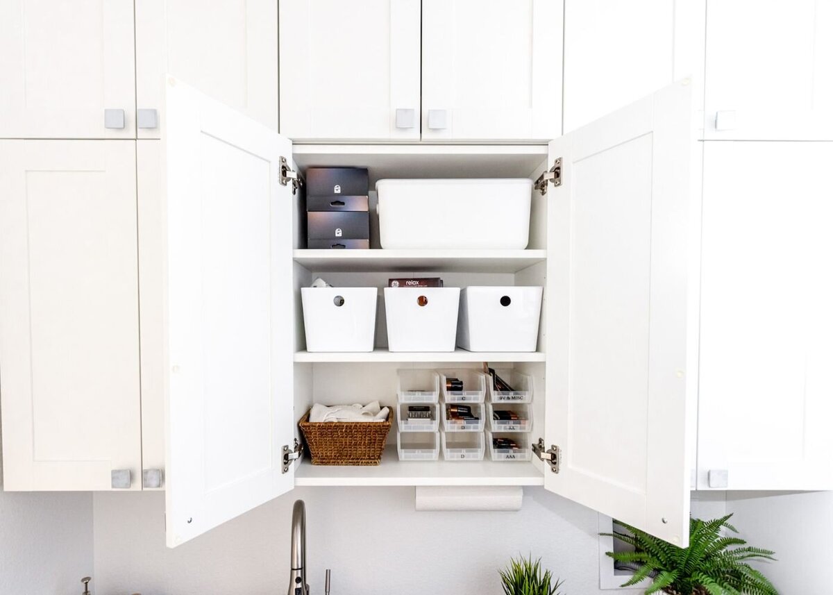 organized-laundry-room-white-brilliantista