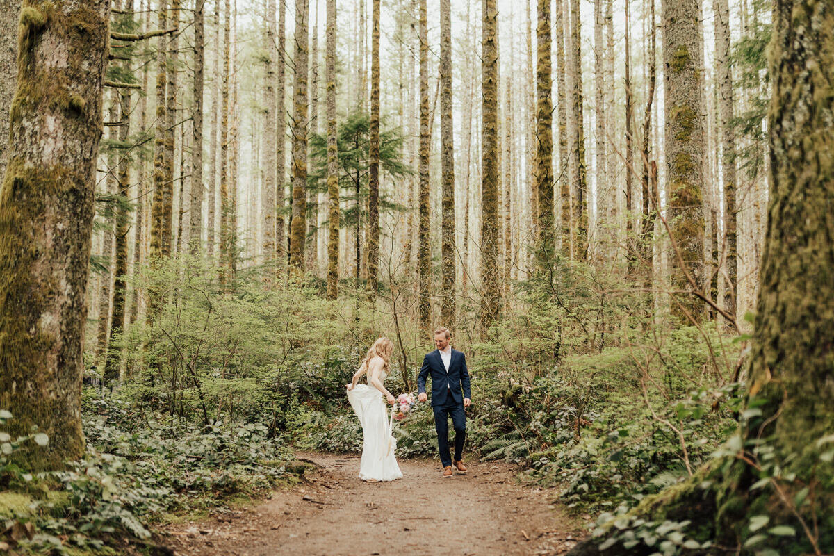 COUPLES-rachelsyrisko_seattleweddingphotographer_engagement_northbendelopement_rattlesnakelake-1