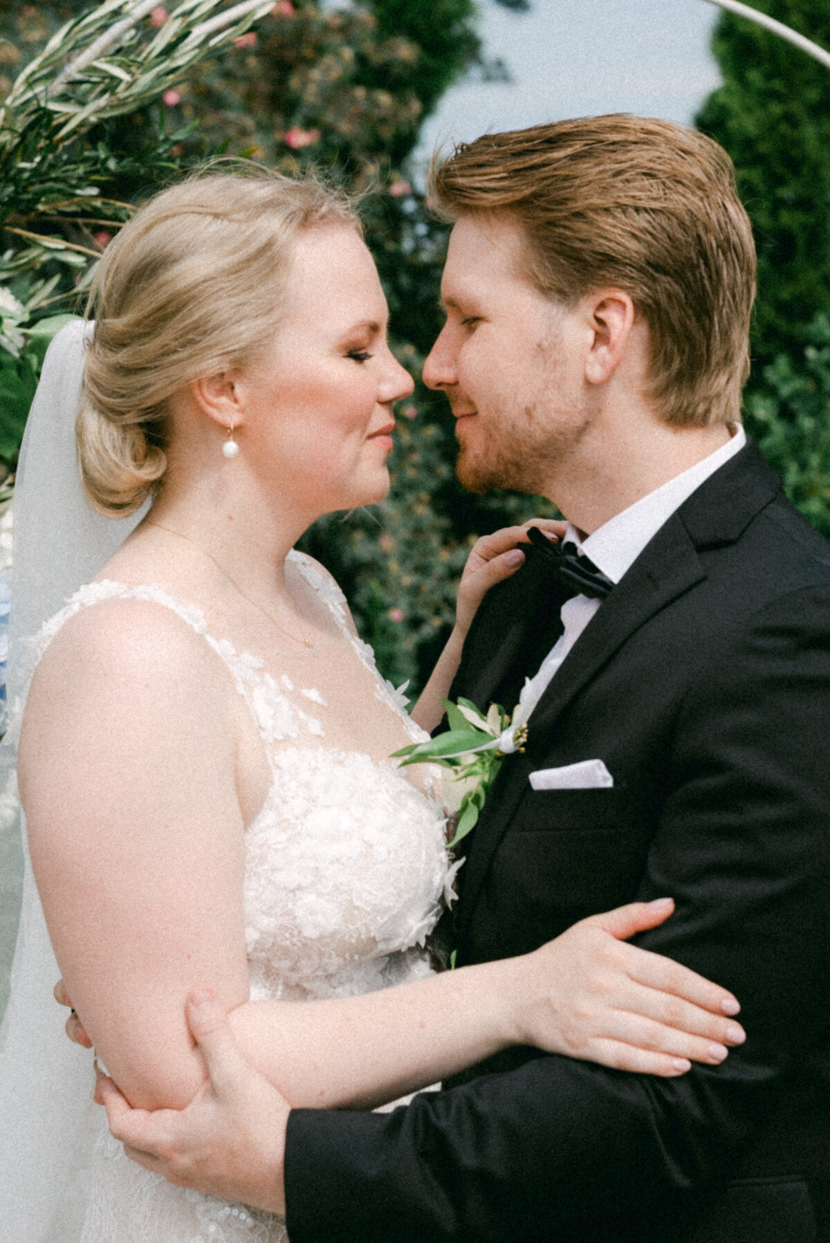 The wedding couple photographed by wedding photographer Hannika Gabrielsson.