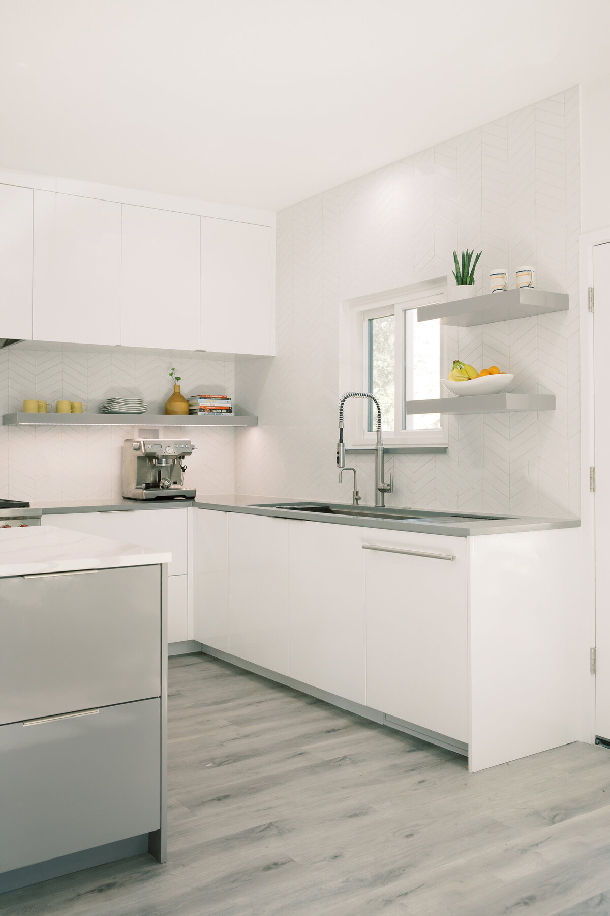 hello-home-sleek-modern-grey-and-white-kitchen-large-workstation-sink-austin-7