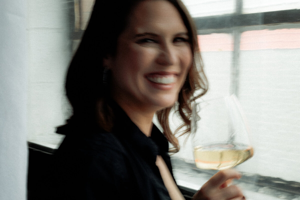 Photographie de boudoir Montréal Femme avec verre de vin blanc