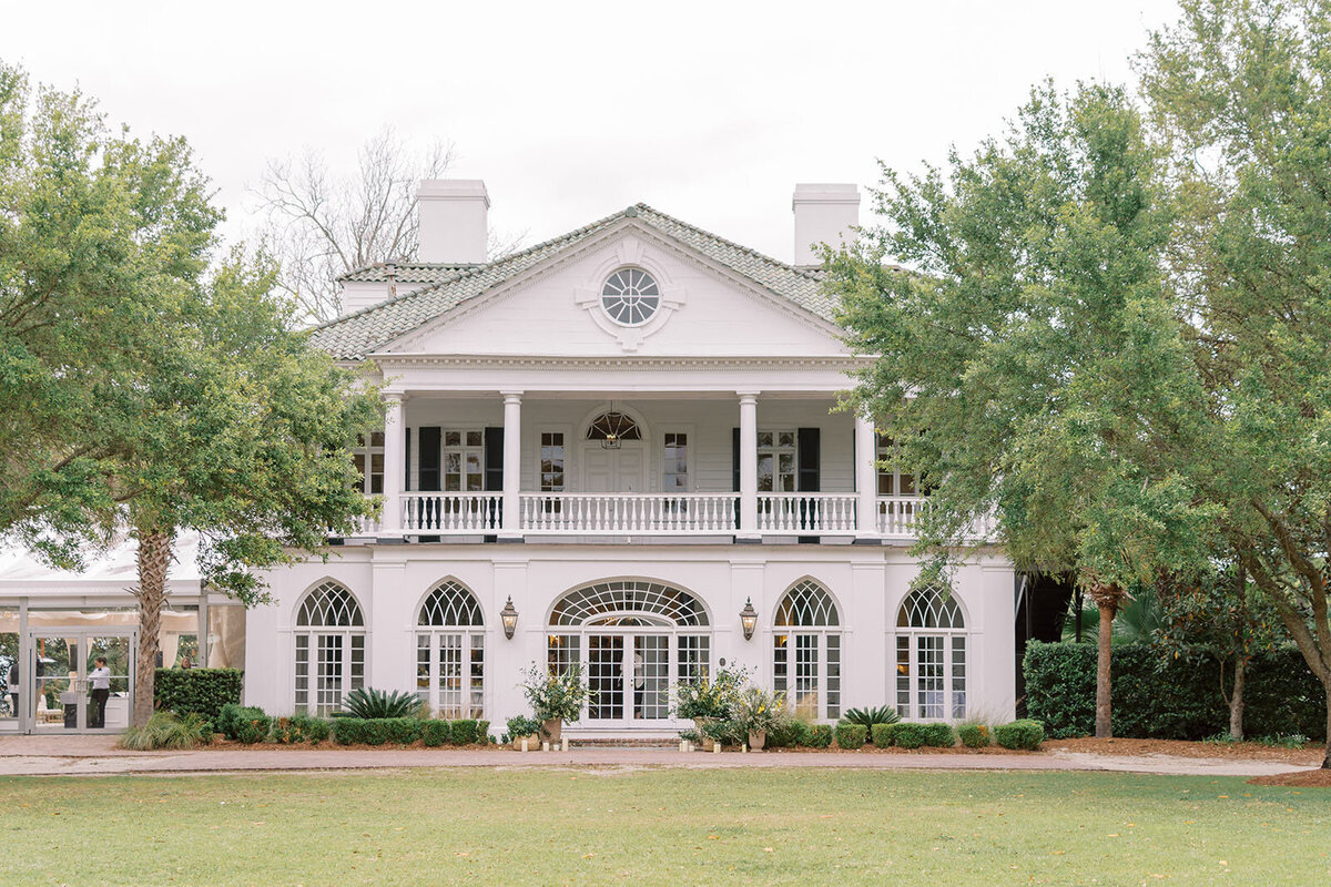 outside of Lowndes Grove wedding venue in Charleston