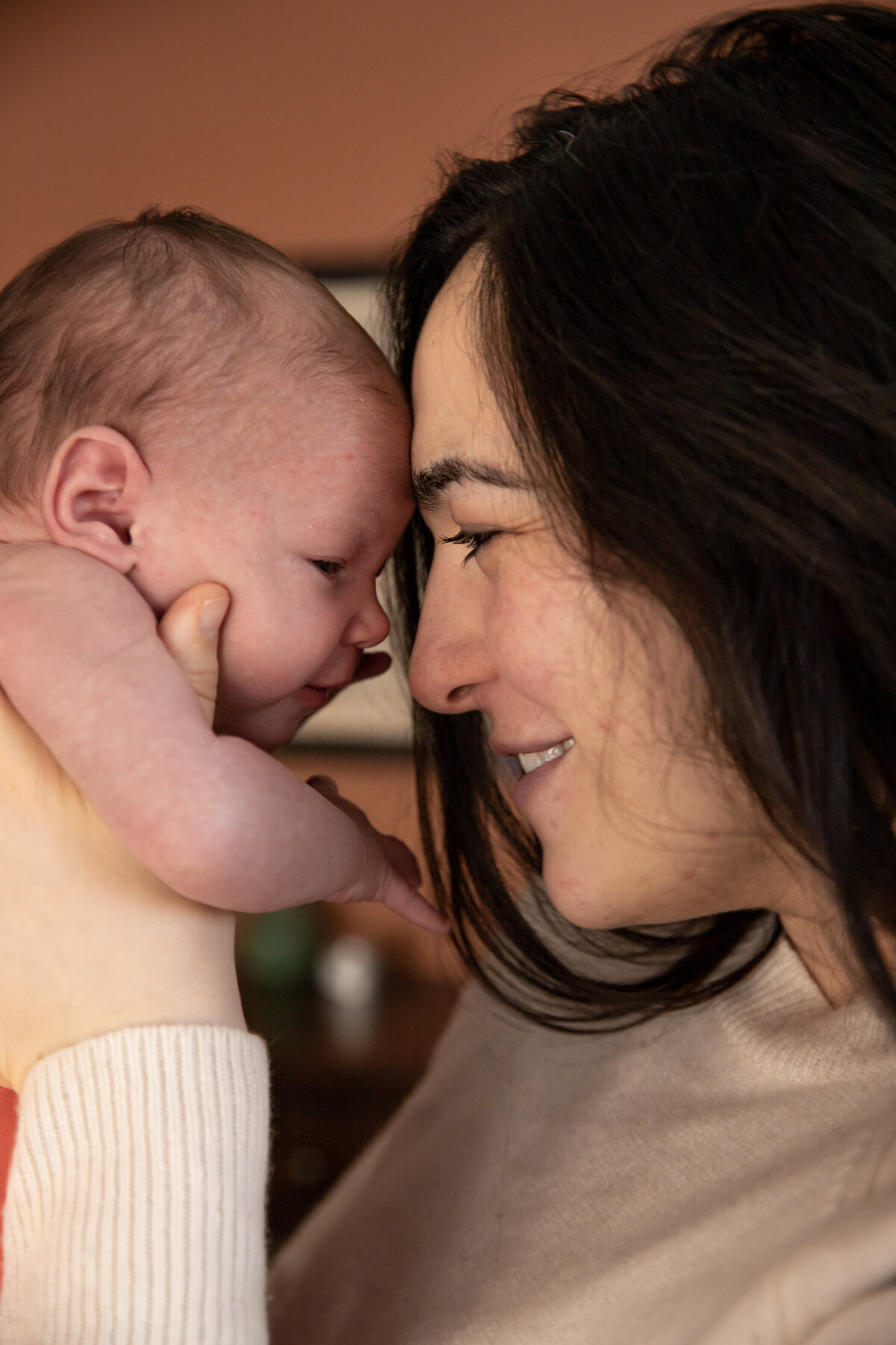 mother-newborn-forehead-touch