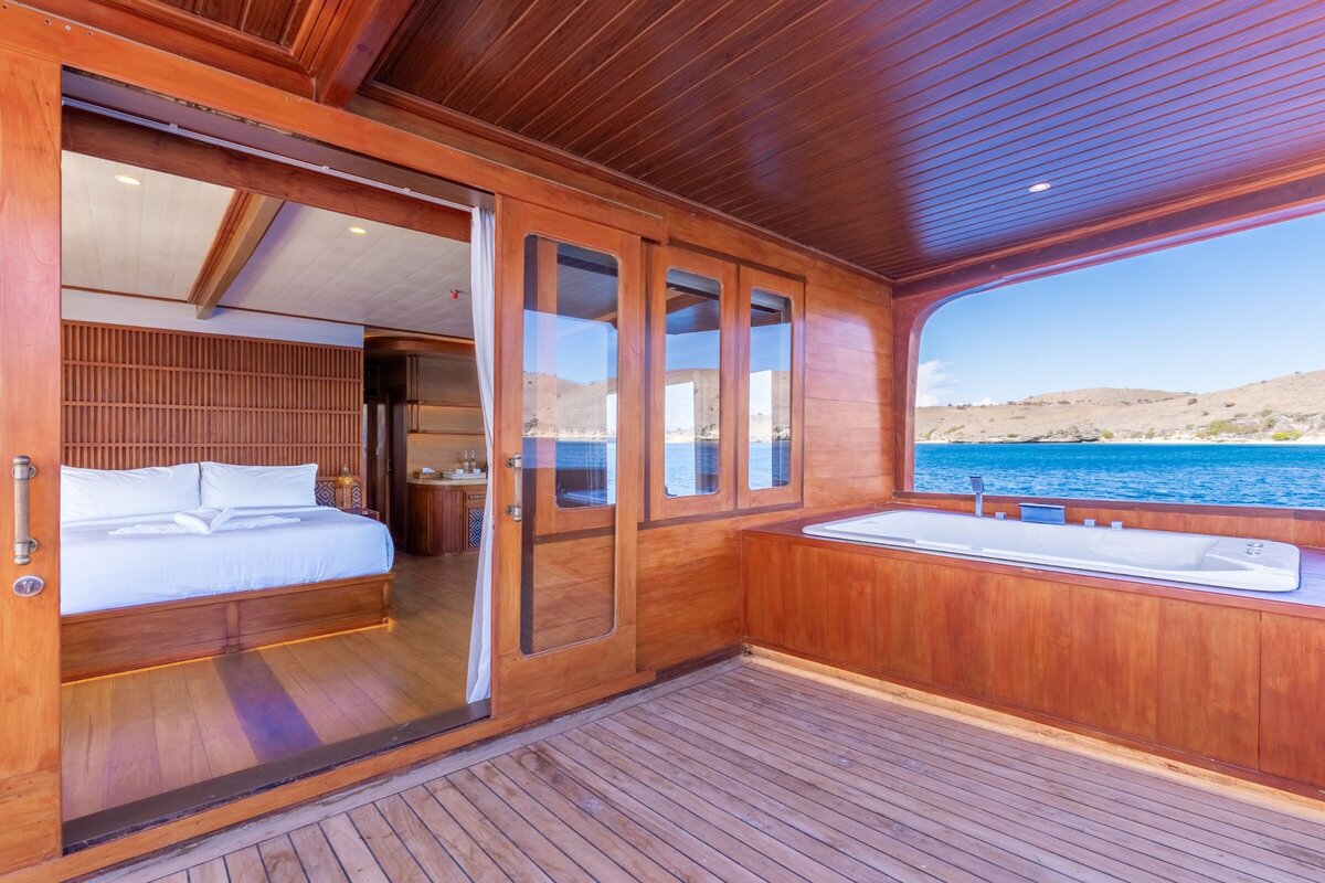 Sanctuary Luxury Yacht Bali - cabin upper deck - master cabin-4