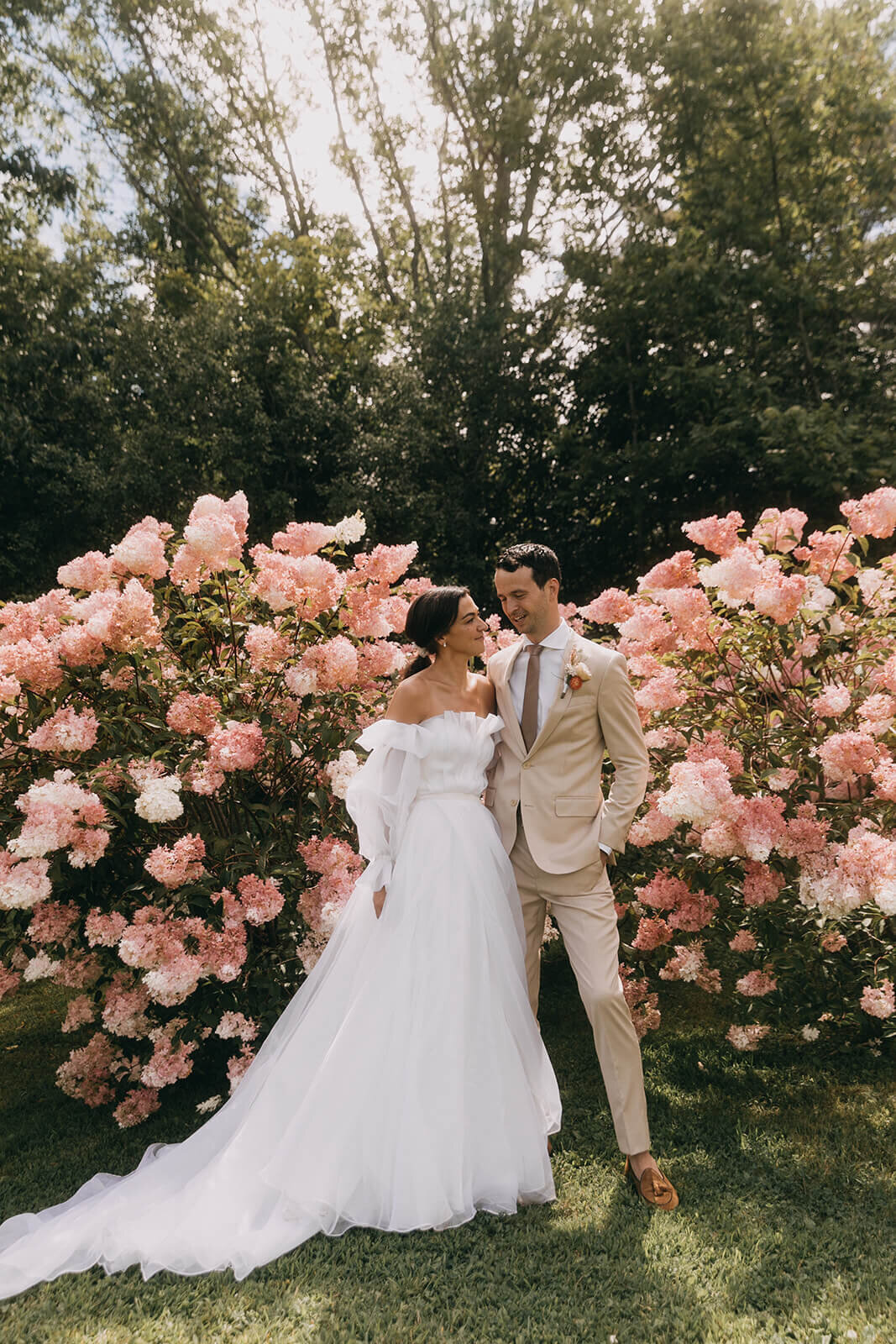 15.bride-groom-romantic-pose-pink-hydrangeas-backdrop