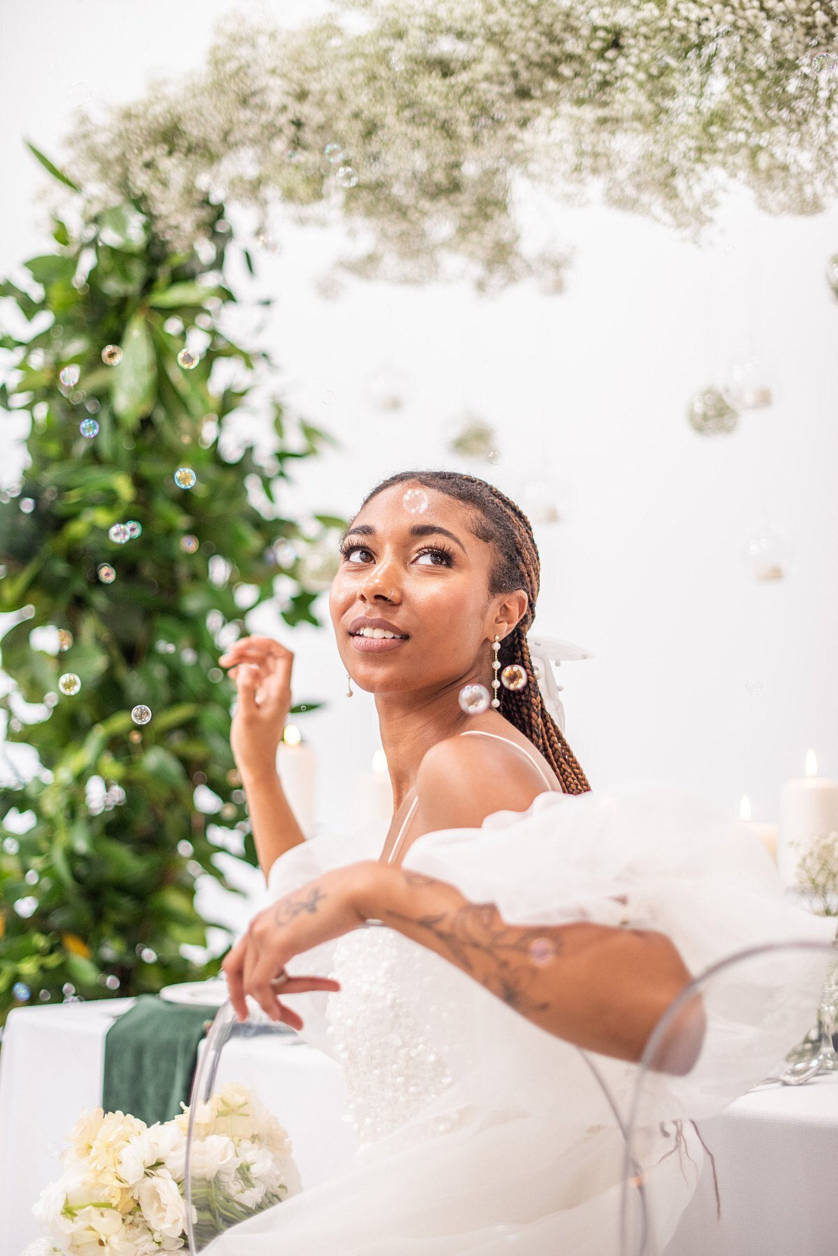 bride-groom-tablescape-white-green-bubble-modern