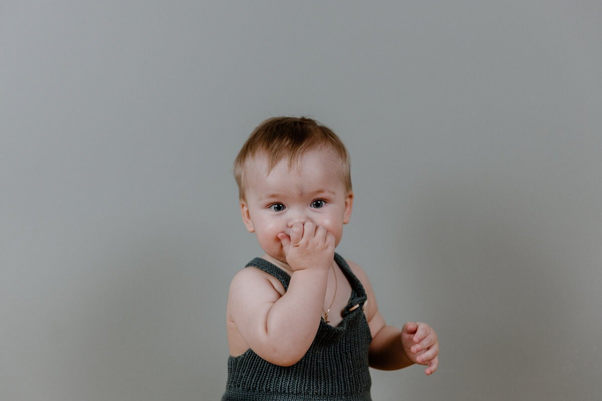 ettårsfoto_homesession_gutt_fotograf_charlottechristensen_studio_kjeksmonster2