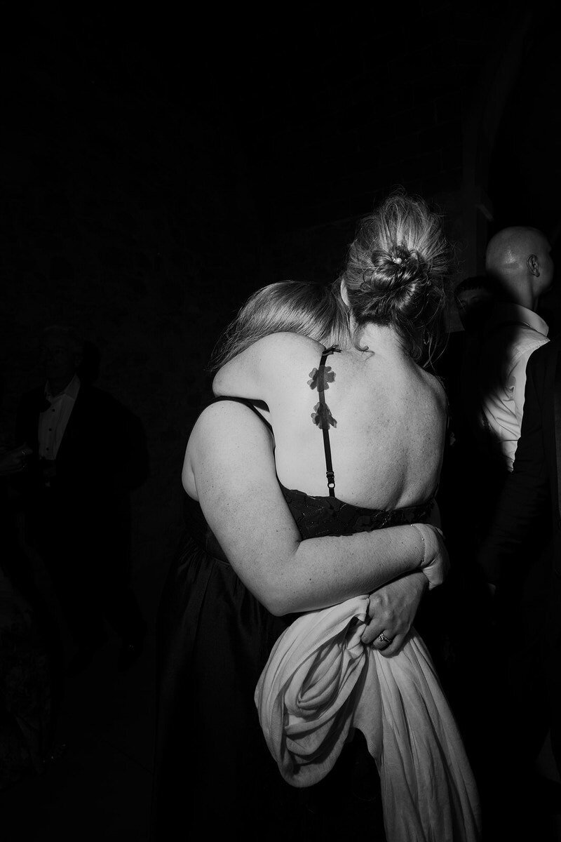 wedding-dancefloor-guests-hugging-blackwhite-laurianevega