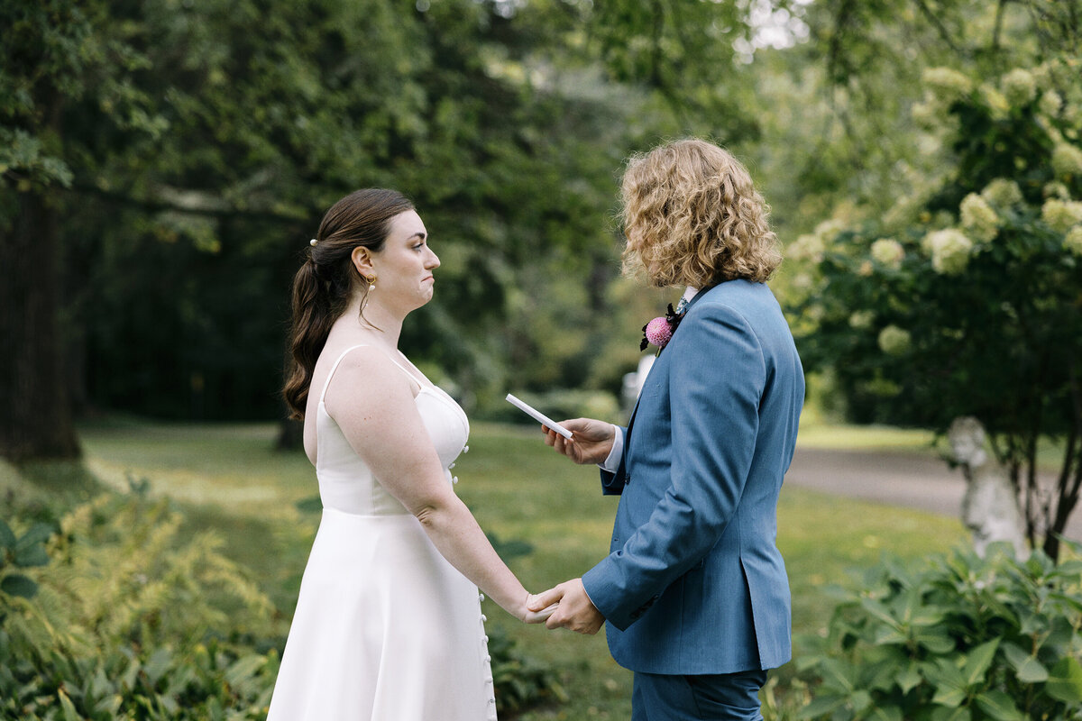 Intimate wedding at outing lodge. photos of bride and groom out on lawn (6)