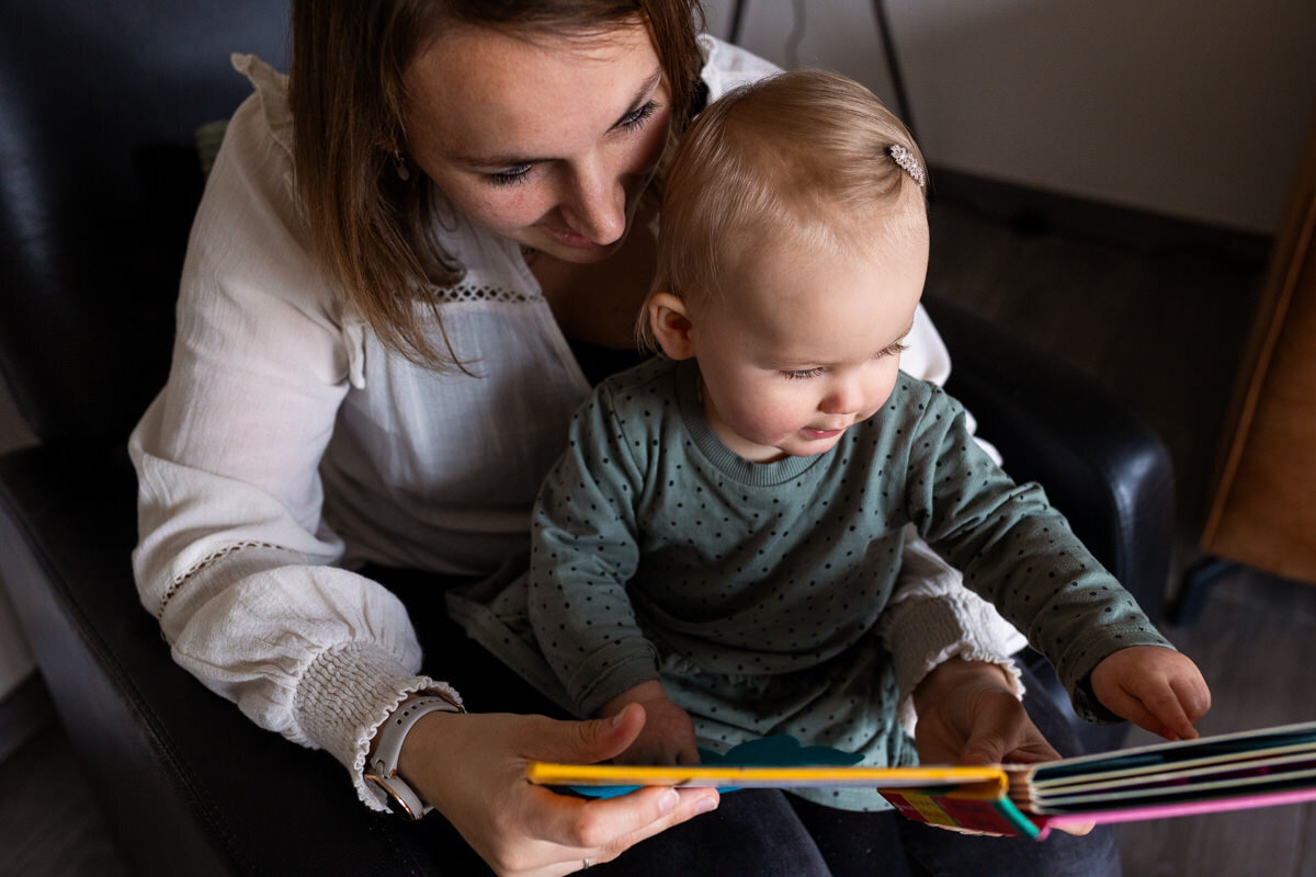 day in the life foto mama leest dochter voor