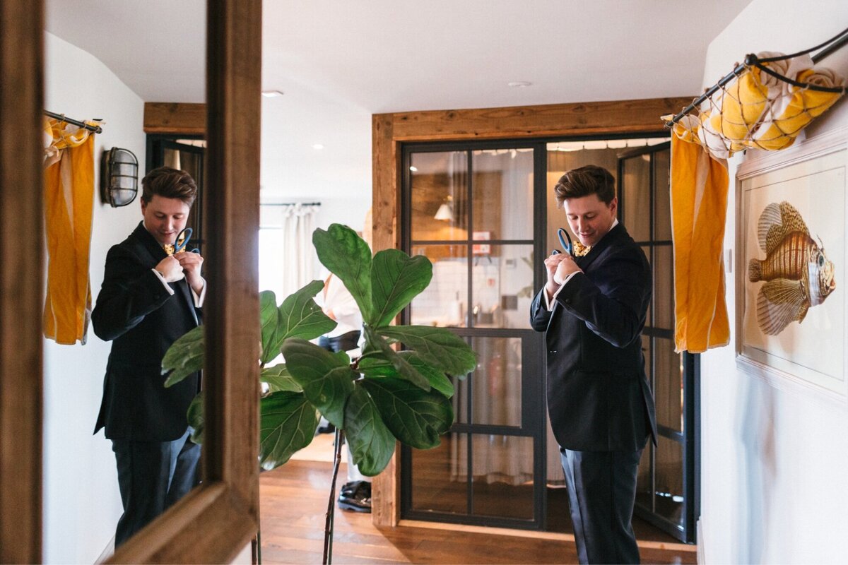 Groomsmen get ready at Gara Rock 