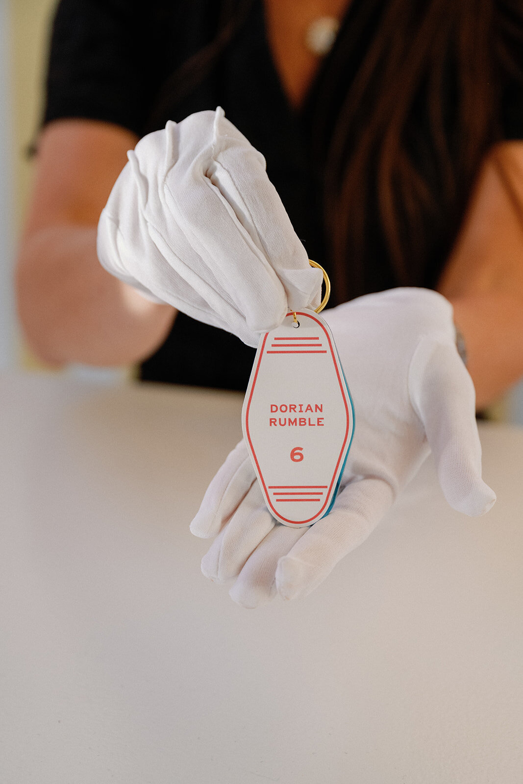 Retro Hotel Key Chain Seating Chart - Verve Event Co. - Laura Rose Photography (2)