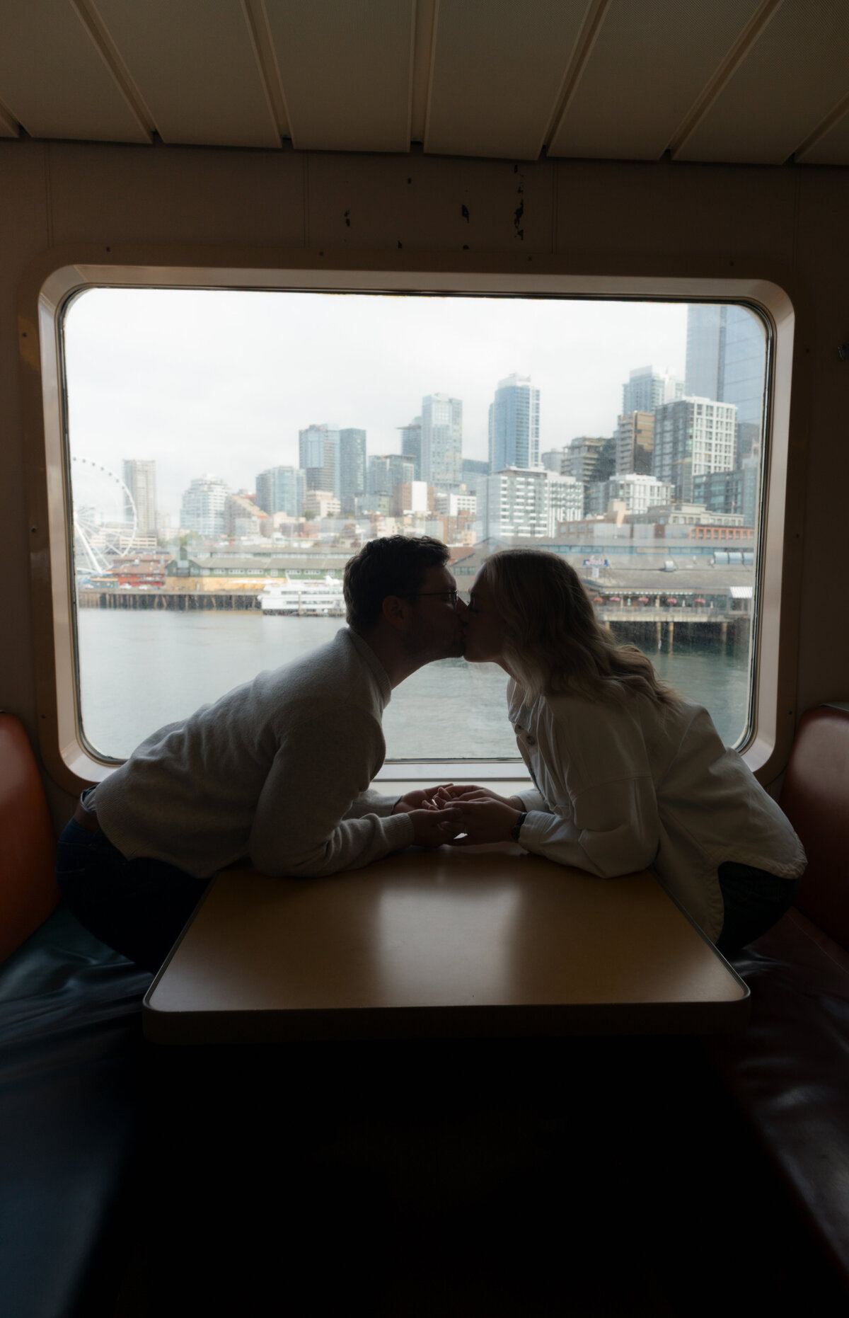 SeattleFerryCouplesPhotography34