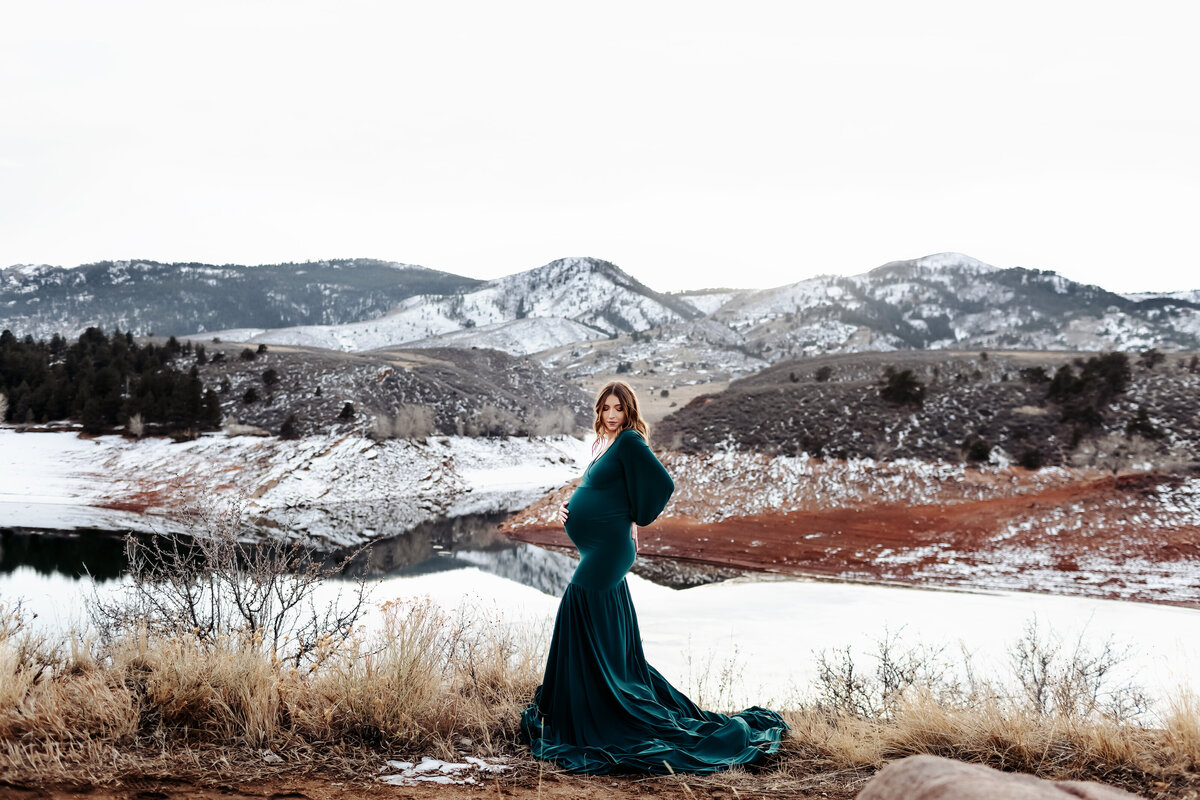 mom to be at horsetooth in a gorgeous eerald gown