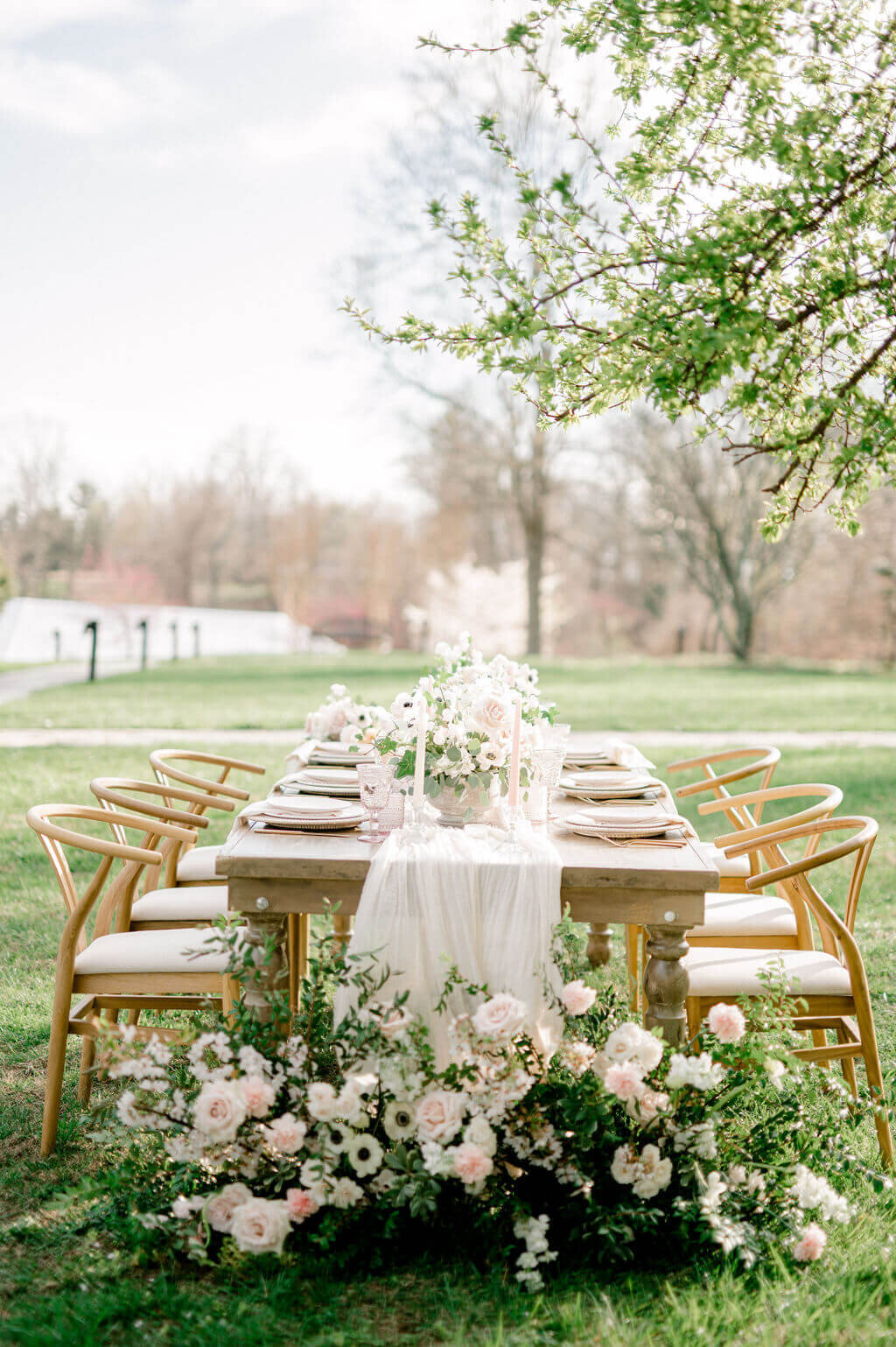 blush and white garden siore tablescape