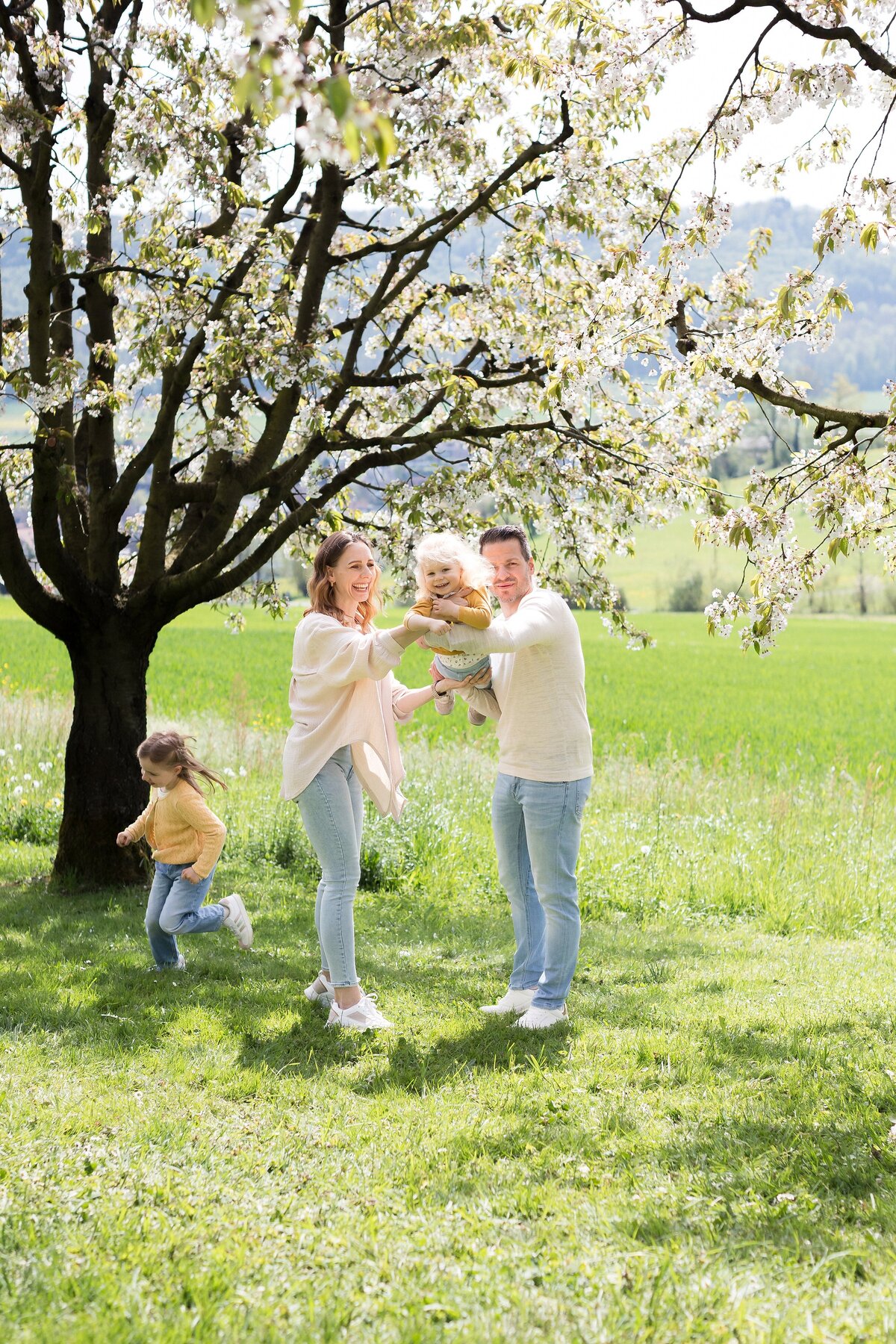 Familienshooting-Familienfotos-Aargau-Zuerich-Frühling-Fricktal-Kirschblüte-29