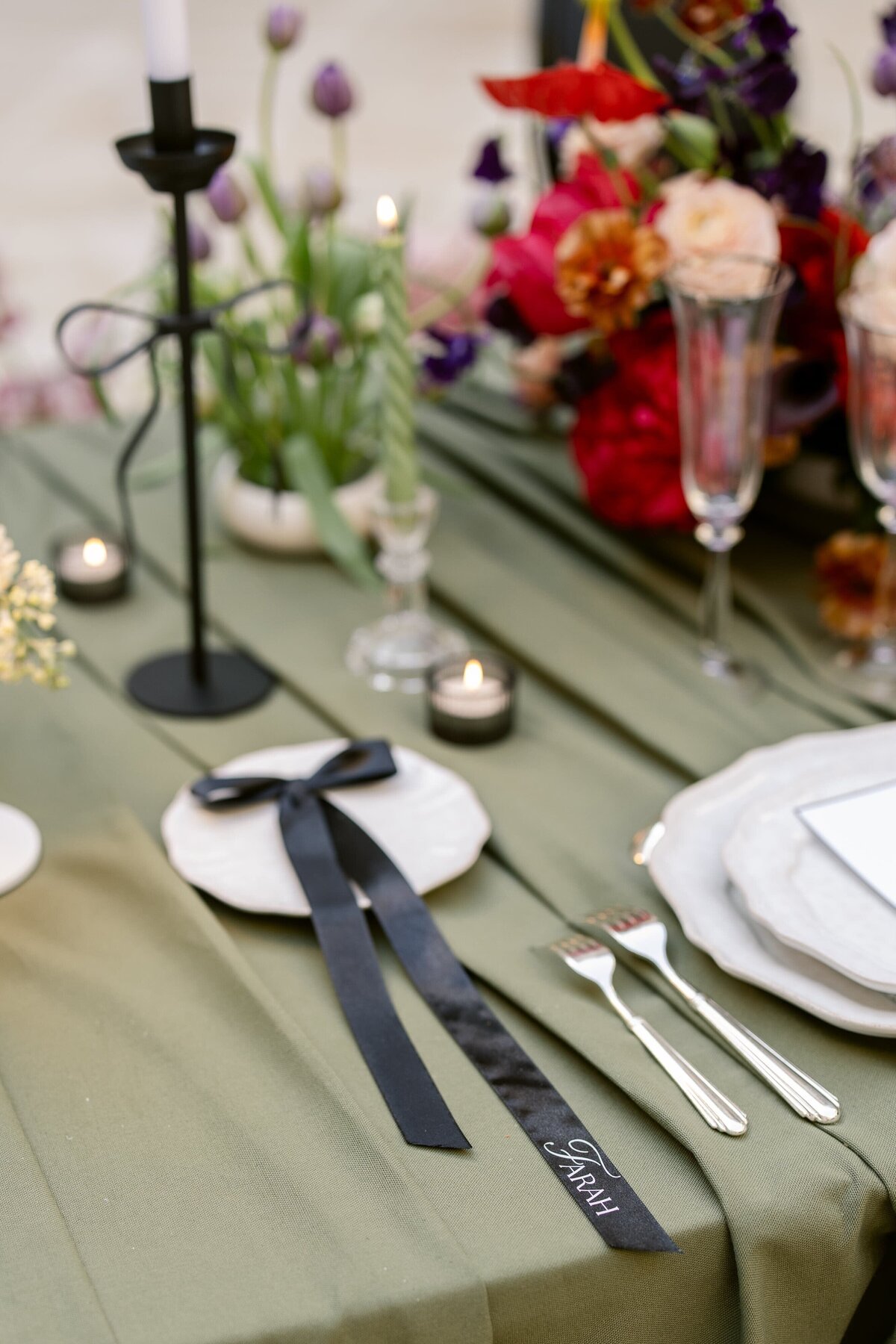 wedding-table-decor-with-ribbon-and-flowers