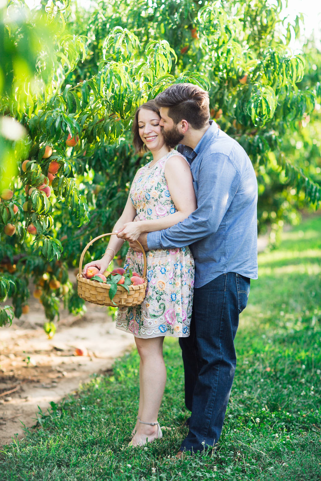 L_Photographie_st._louis_engagement_photographers_apple_picking_eckerts_dog_06