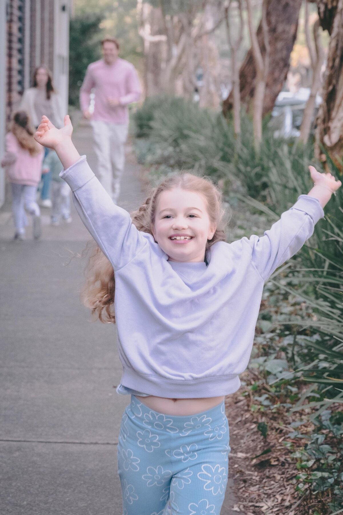 kids-running-photo-surry-hills-family-candid-street-session